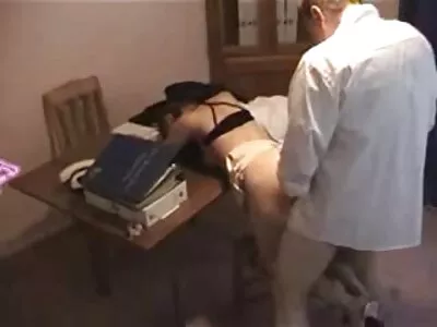 Рогоносец яде сперма, изтичаща от путката на жената на курвата след секс onlain porno bg с черен.