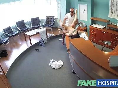 Малкият брат гали члена от стегнатото дупе на тъмнокосата сестра. bezplatni porno klipove