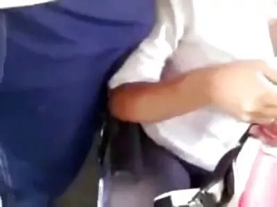 Най-добрите приятели чукат жена заедно на кожен диван. porno saitove bg