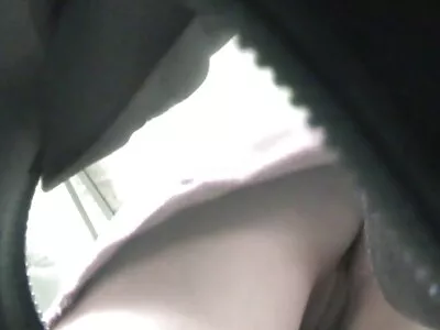 Момичето направи пикантен секс ретро порно филм на гаджето си в дупето.