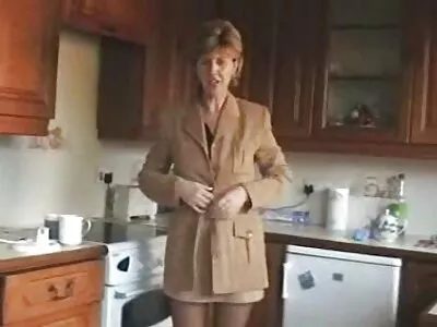Красива кучка поставя сочни цици и путка направо в уеб камерата. gledaiseks