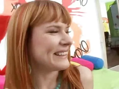 Секси bezplatni porno saitove жена има два пениса в дупето си.