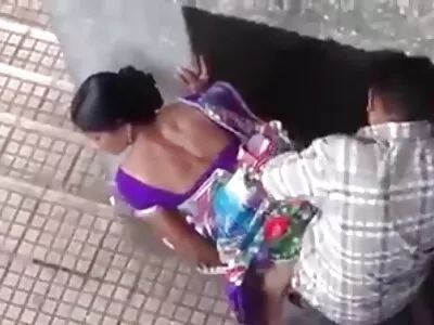 Хубава жена свирка на съпруга си в кухнята. porno bg onlain