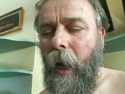 Едрогърдата уличница гали сексфилми путка за удоволствие.