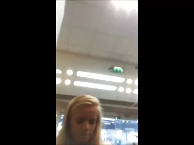Момичето в путката получи половината пенис. porno klipove bg