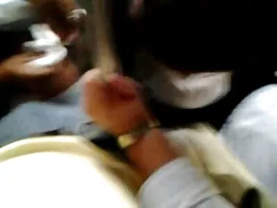 Тя закачливо се наведе и даде шоколад на приятеля си. безплатни порно видеоклипове