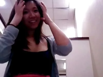 Голям celi filmi porno черен член проникна в стегнатото путе на брюнетката.