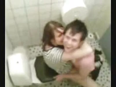 Самонадеян мъж пъхна seks porno s jivotni члена си в дупето на блондинката.