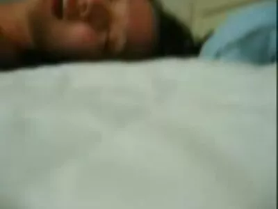 Знойна брюнетка свива гнездото си в balgarsko porno video такси.