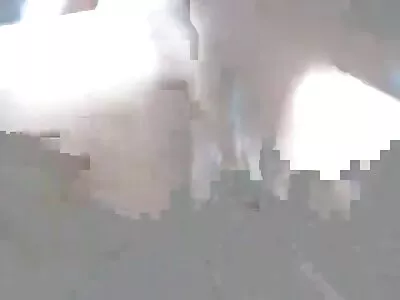 Русата мацка се вкопчи в еректиралия член на пича. klipove s porno