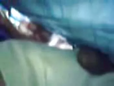 Миличката галеше мургавия член с обръсната seks gleday дупка .