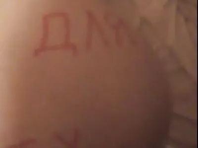 Млад мъж чука спътник във всички пози на брега на реката. сексфилми