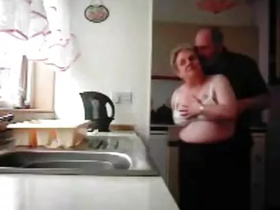 Съпругът напористо чука жена porno seks klipove си в дупето с чушката си.